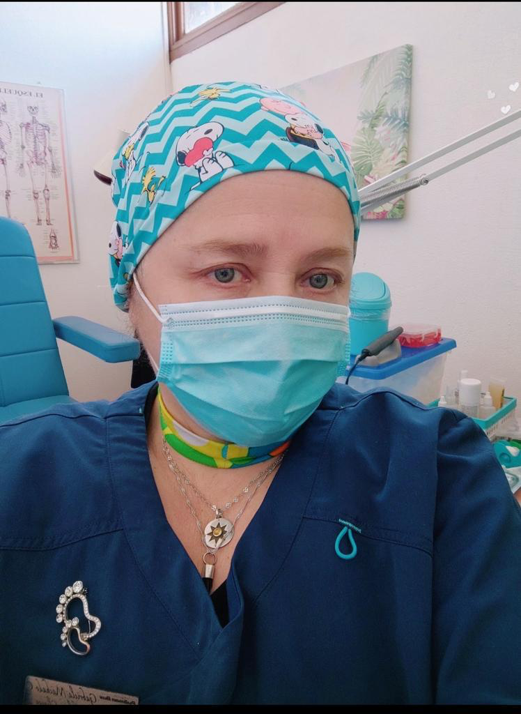Gabriela Machado con uniforme de atención en su consulta de podología